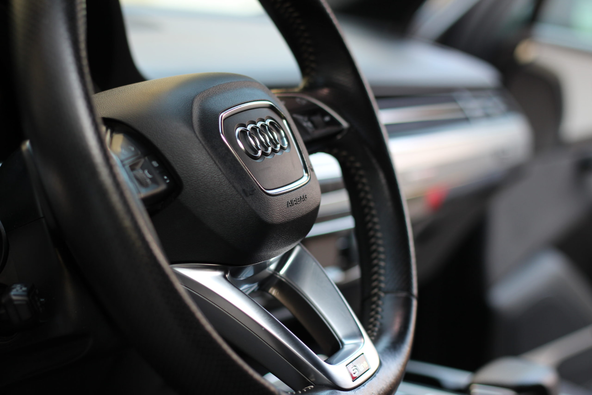 Frisch aufbereitetes Audi-Lenkrad und Cockpit nach der Innenraumpflege